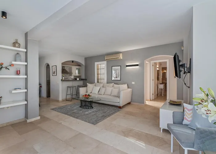 La Caleta Seaside With Pool Вилла *