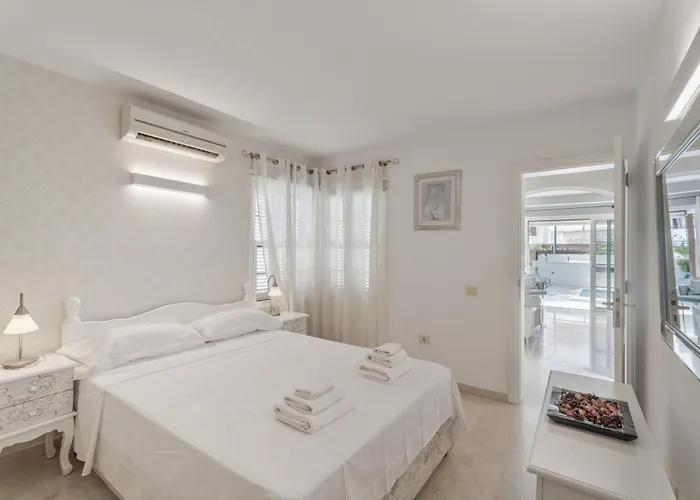 La Caleta Seaside With Pool