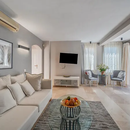 La Caleta Seaside With Pool Villa